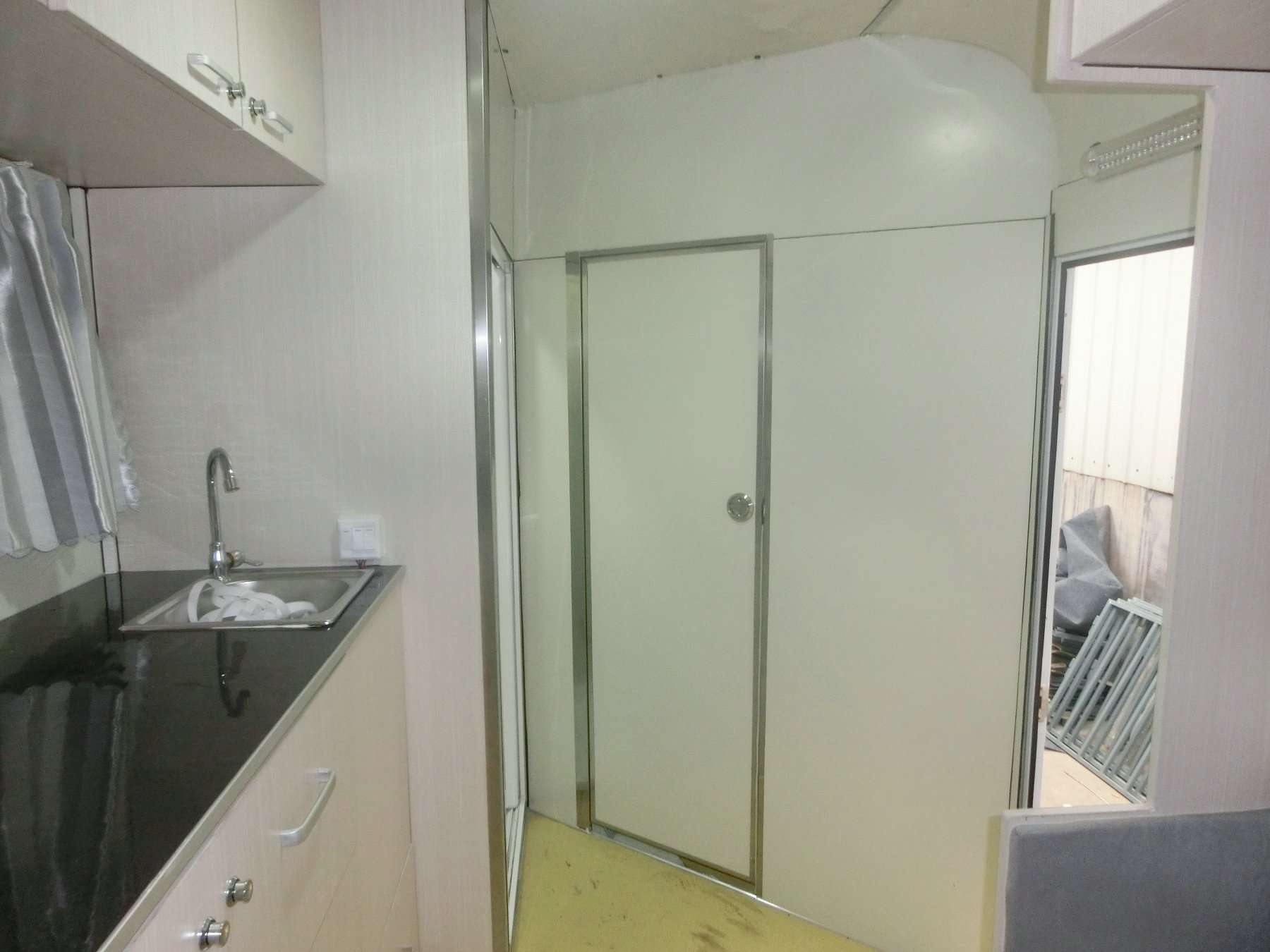 Изготовленный на заказ прицеп для перевозки лошадей с квадратной передней частью