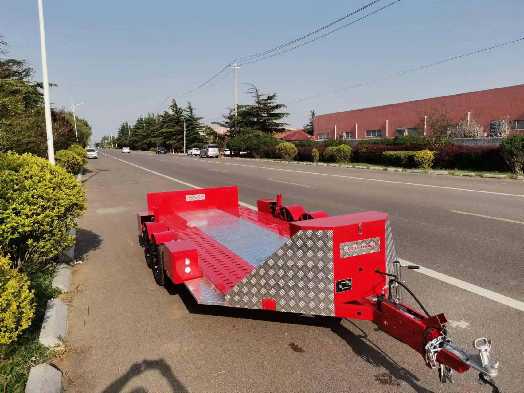 Гидравлический прицеп с откидывающейся платформой с регулируемой высотой