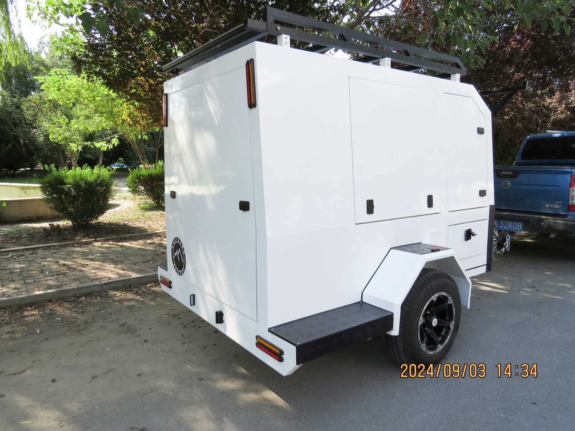 Одноосный прицеп для инструментов