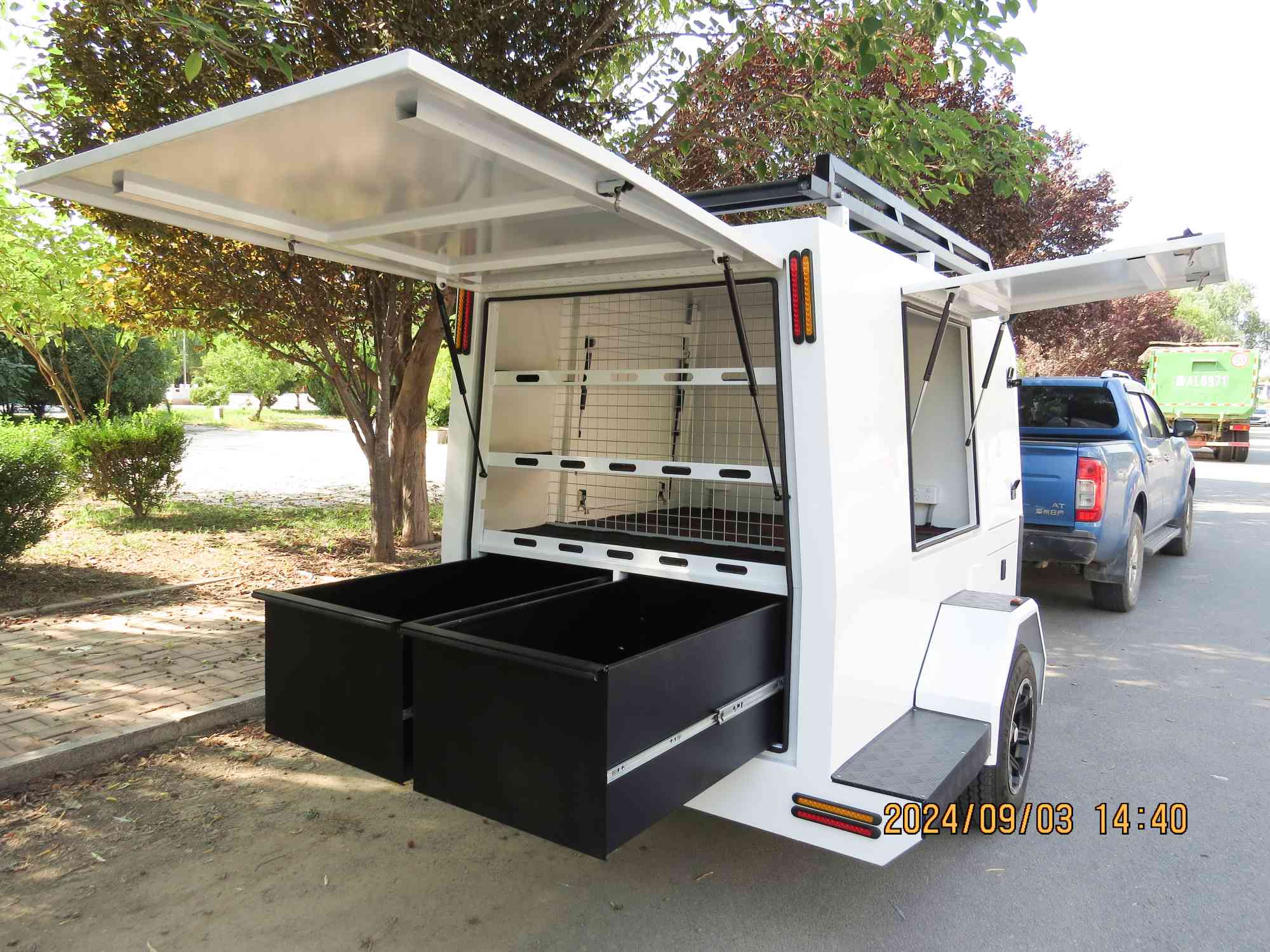 Одноосный прицеп для инструментов