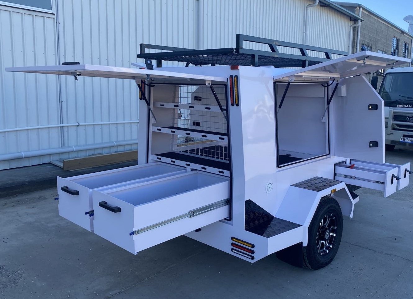 Одноосный большой торговый прицеп