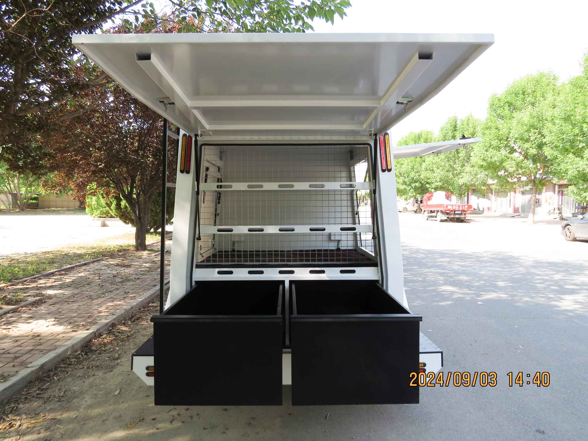 Одноосный большой торговый прицеп