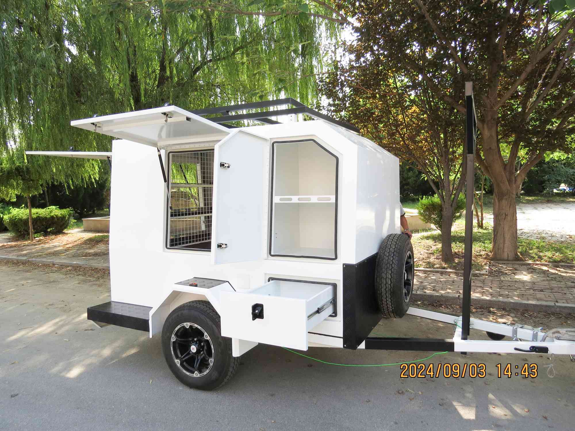 Одноосный прицеп для инструментов