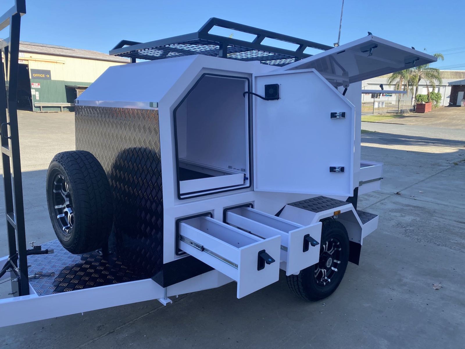 Одноосный большой торговый прицеп