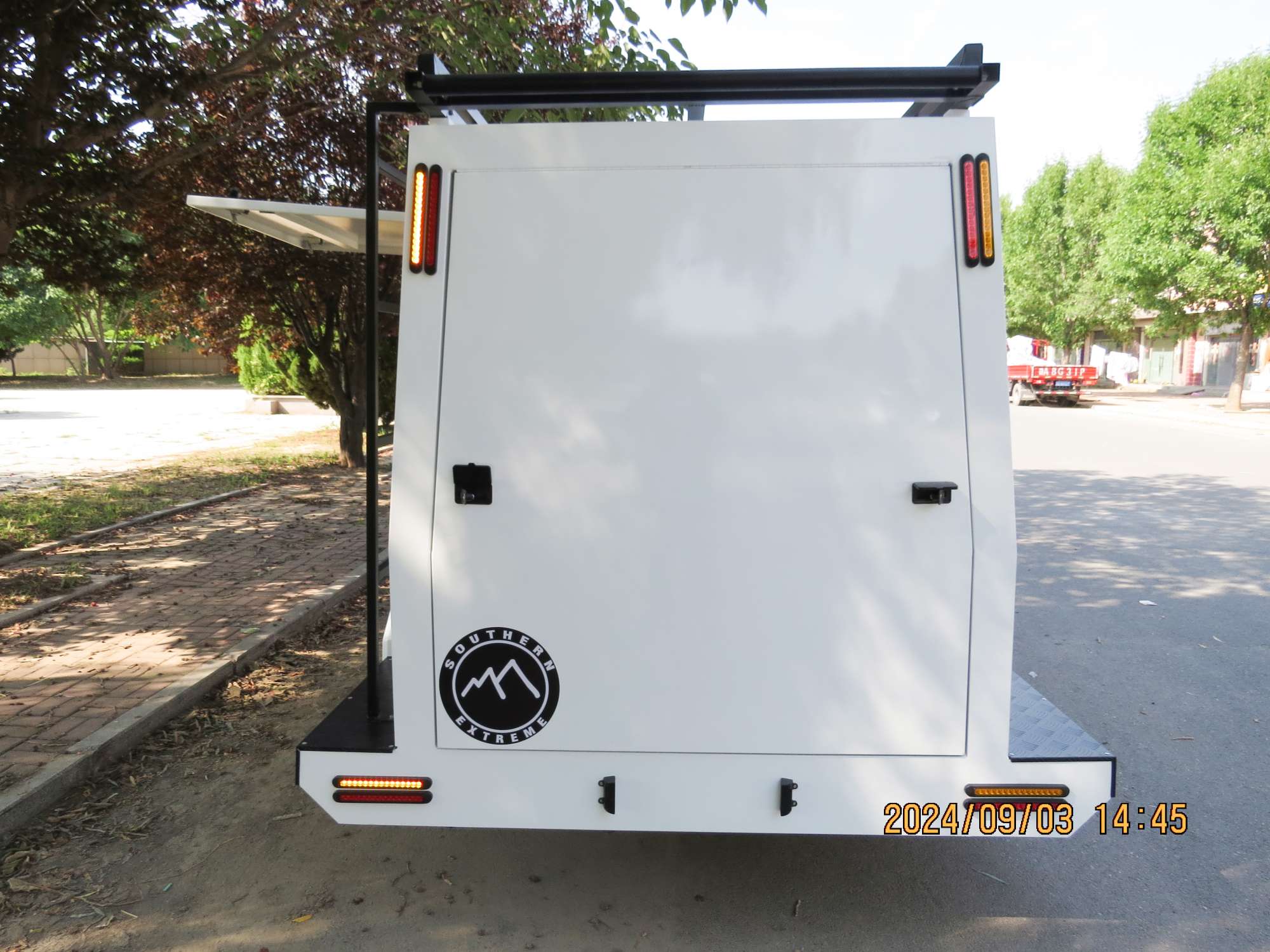 Одноосный прицеп для инструментов