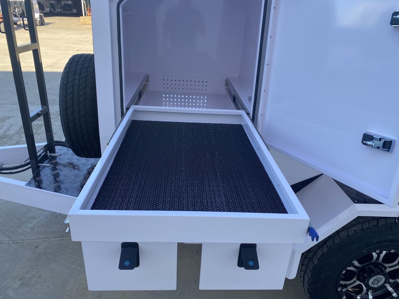 Одноосный большой торговый прицеп