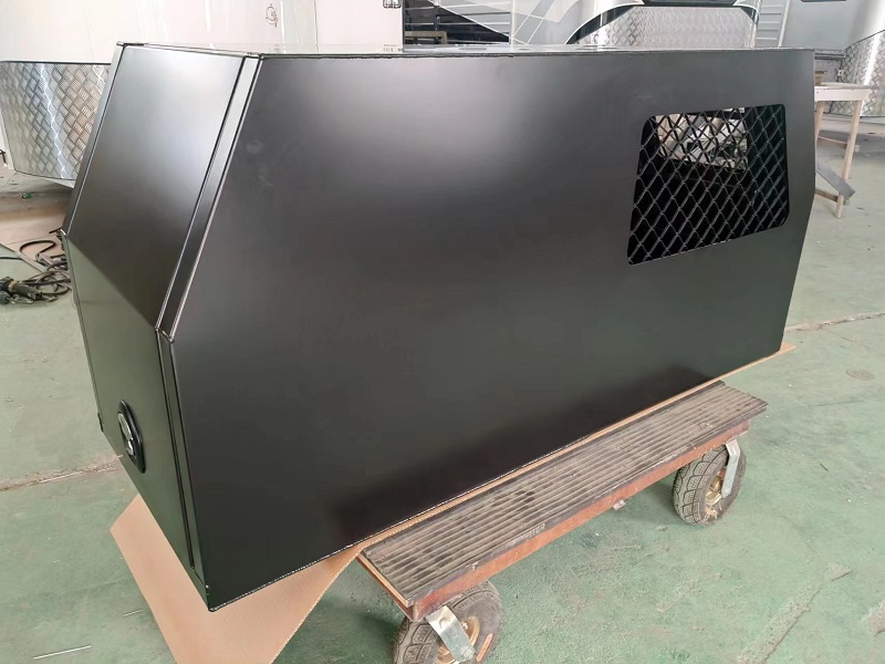 Пикап с навесом типа «крыло чайки» Пикап с навесом типа «крыло чайки»