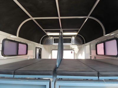 Роскошный прицеп для лошадей с прямой загрузкой на 2 лошади Роскошный прицеп для лошадей с прямой загрузкой на 2 лошади