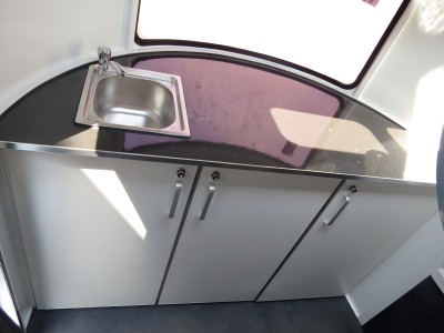 Роскошный прицеп для лошадей с прямой загрузкой на 2 лошади Роскошный прицеп для лошадей с прямой загрузкой на 2 лошади