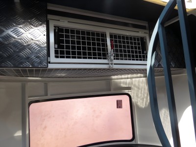 Роскошный прицеп для лошадей с прямой загрузкой на 2 лошади Роскошный прицеп для лошадей с прямой загрузкой на 2 лошади