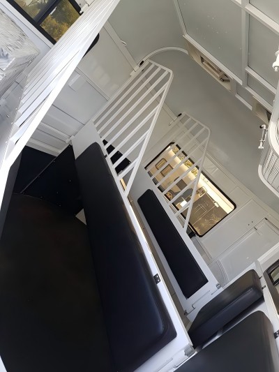 стандартный тип 2 лошадиных прицепа для перевозки лошадей с угловой загрузкой стандартный тип 2 лошадиных прицепа для перевозки лошадей с угловой загрузкой