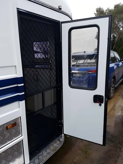 стандартный тип 2 лошадиных прицепа для перевозки лошадей с угловой загрузкой стандартный тип 2 лошадиных прицепа для перевозки лошадей с угловой загрузкой