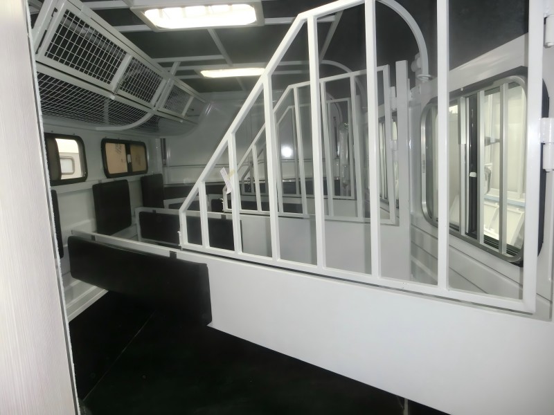 Изготовленный на заказ прицеп для перевозки лошадей с квадратной передней частью Изготовленный на заказ прицеп для перевозки лошадей с квадратной передней частью