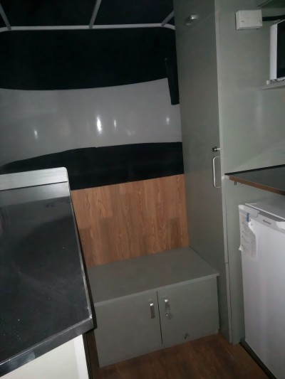 Изготовленный на заказ прицеп для перевозки лошадей с квадратной передней частью Изготовленный на заказ прицеп для перевозки лошадей с квадратной передней частью