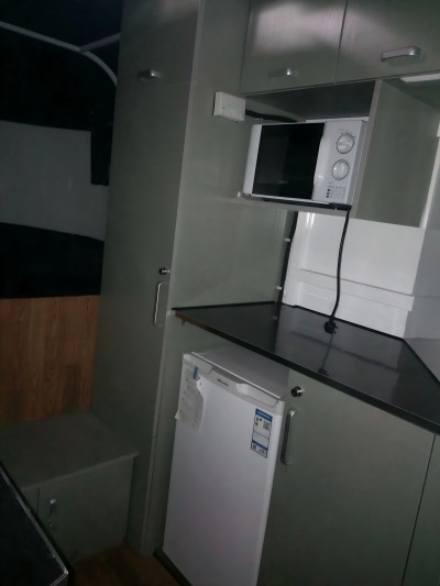 Изготовленный на заказ прицеп для перевозки лошадей с квадратной передней частью Изготовленный на заказ прицеп для перевозки лошадей с квадратной передней частью